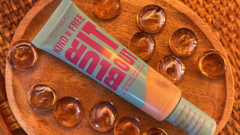 Rimmel – Kind&Free Blur it out matujący podkład do twarzy z witaminą C