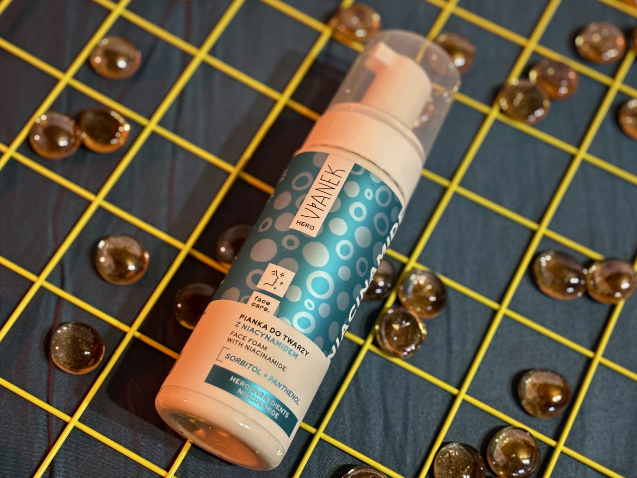 Vianek HERO – pianka do mycia twarzy z niacynamidem. Czy to właśnie bohater Twojej pielęgnacji?